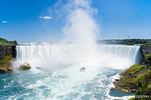 Bild på Touristic boat on Niagara falls Horseshoe waterfall Canada side